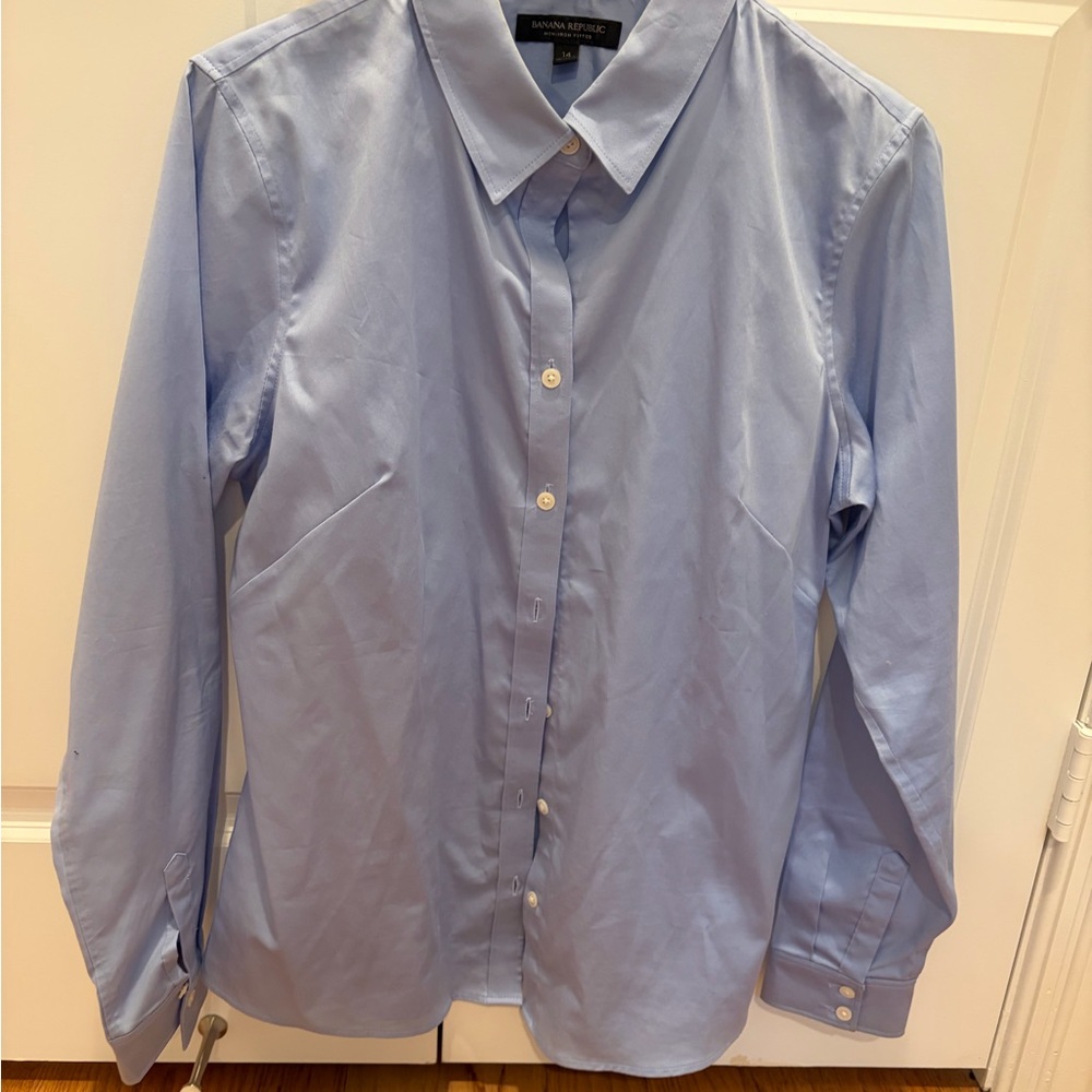 Banana Republic women’s Light Blue Dress Shirt